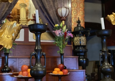 Altar sereno preparado para estudo ritual