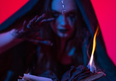 Grimório aberto com selos e anotações