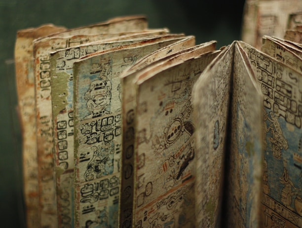 Manuscrito antigo com símbolos e anotações ritualísticas